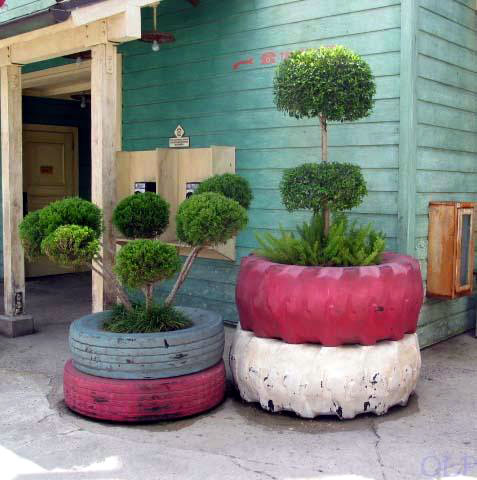 1 diy-outdoor-planters-of-recycled-tires-1