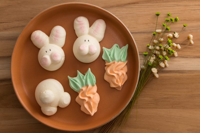 Cute-Easter-Meringues-on-wooden-background_F