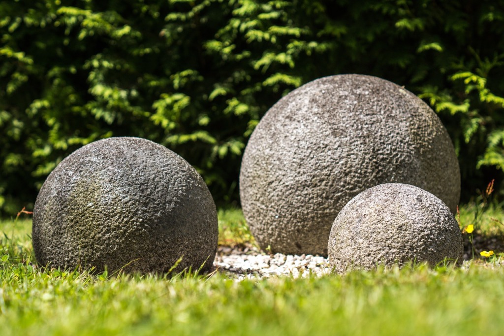 Když uděláte koule různých velikostí a necháte je nějaký čas venku, získají patinu jako kdyby byly kamenné.