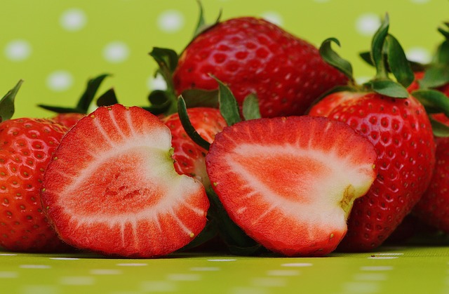 strawberries-1303319_640